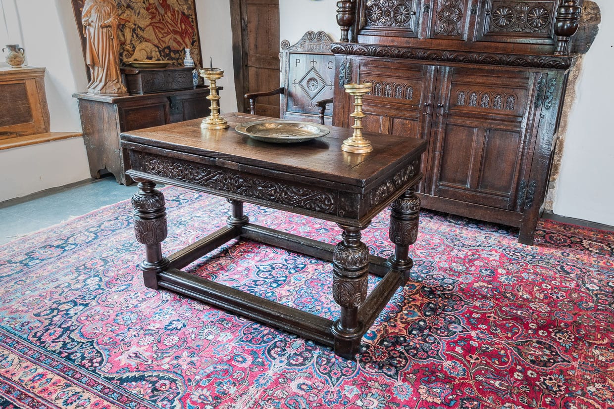Elizabeth I oak draw leaf table