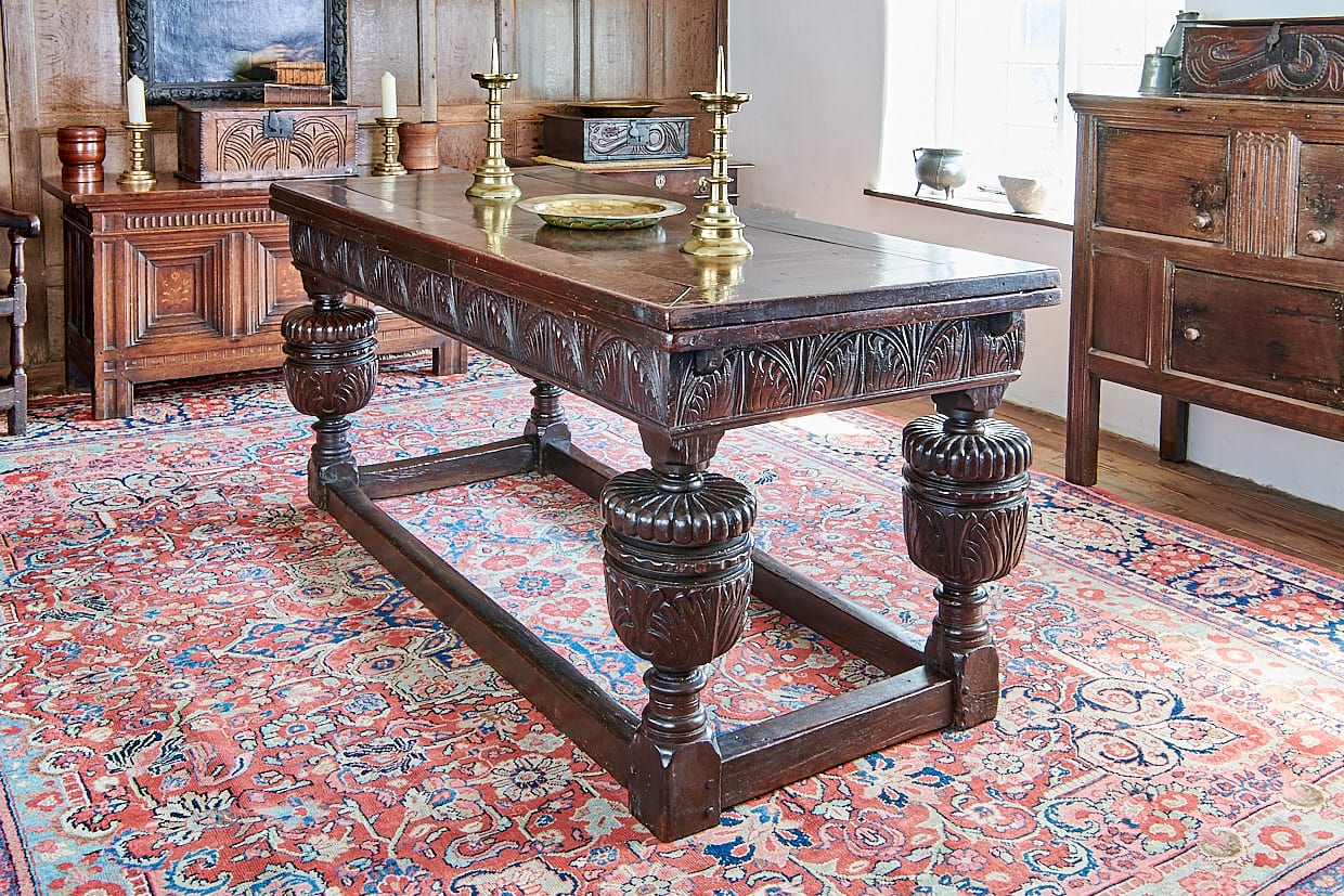 Elizabeth I oak draw leaf table